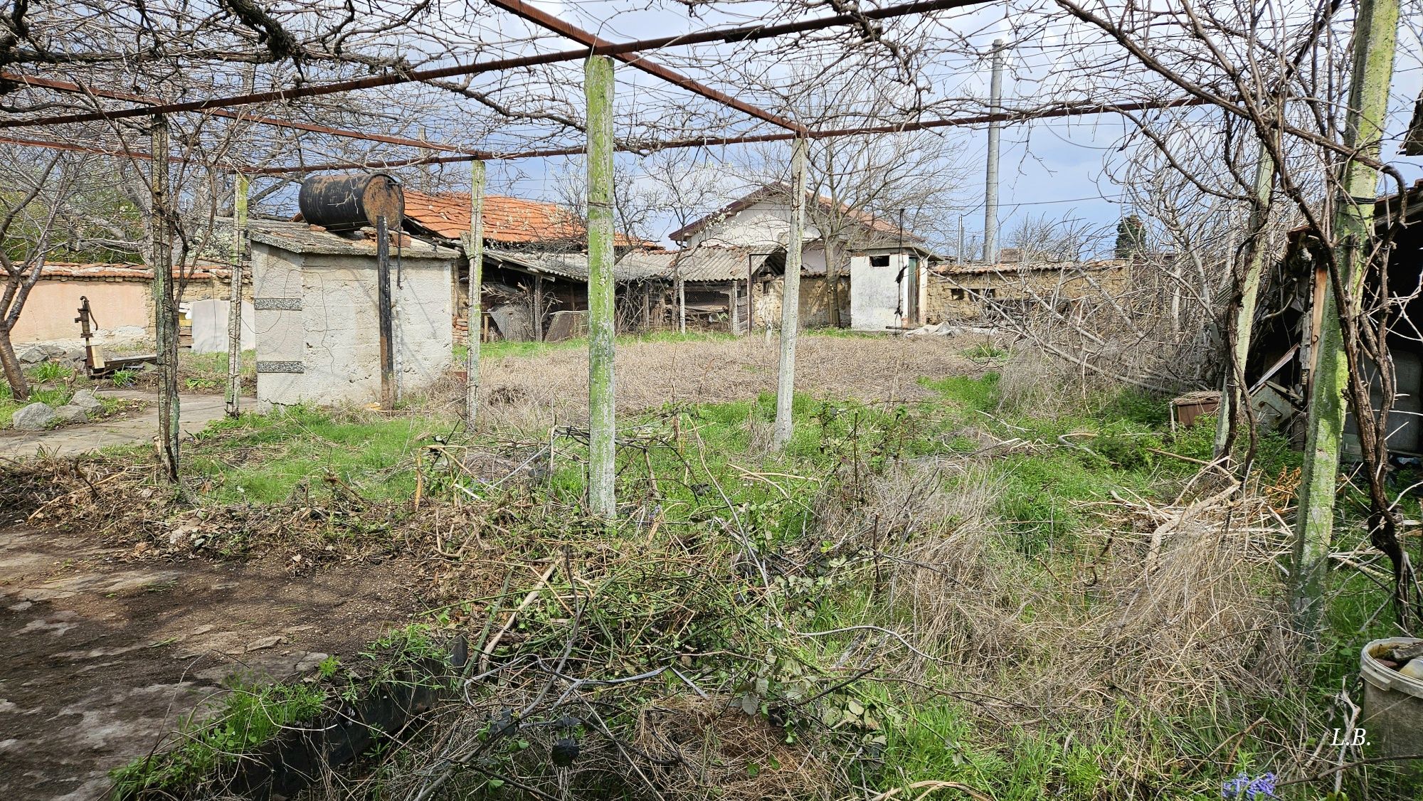 Дворно място в регулация, с разрешително за строеж, ток и вода