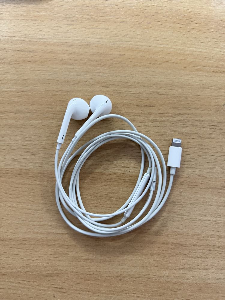 Apple Earpods with Lightning