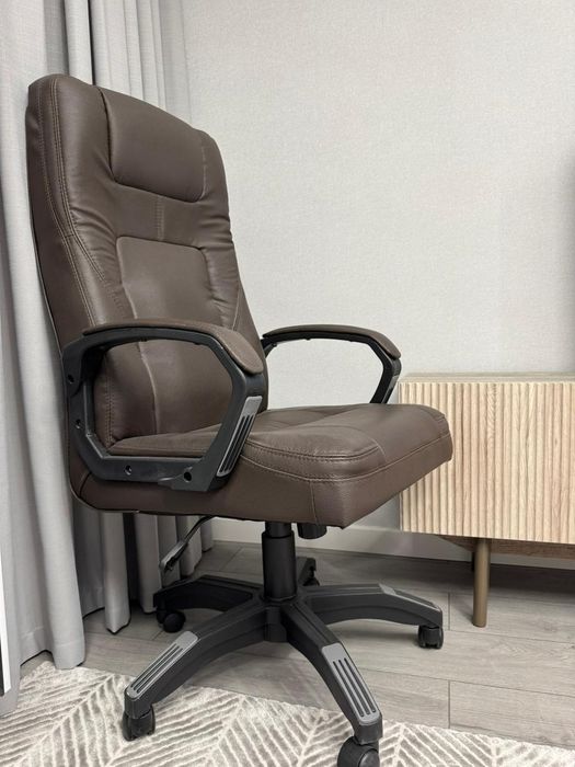 Кресло кожаное коричневое