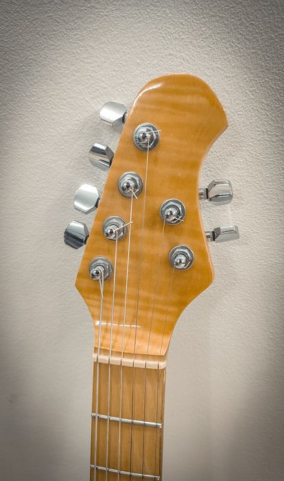 Music Man Axis китара