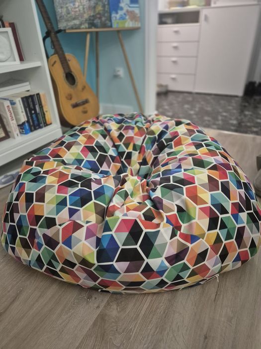 Голям цветен пуф
