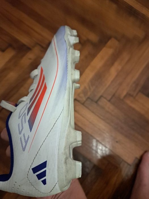 ghete adidas model F50 (Messi)