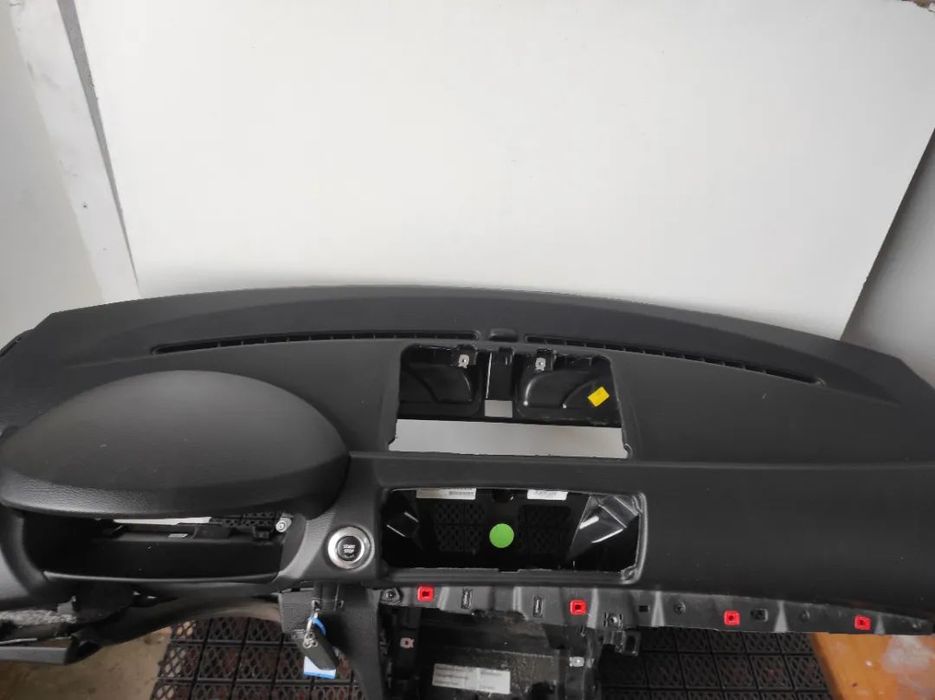 Plansa Bord BMW seria 1 E81/87/82 facelift cu airbag pasager model cu doua mufe pentru masini fara navigatie din fabrica