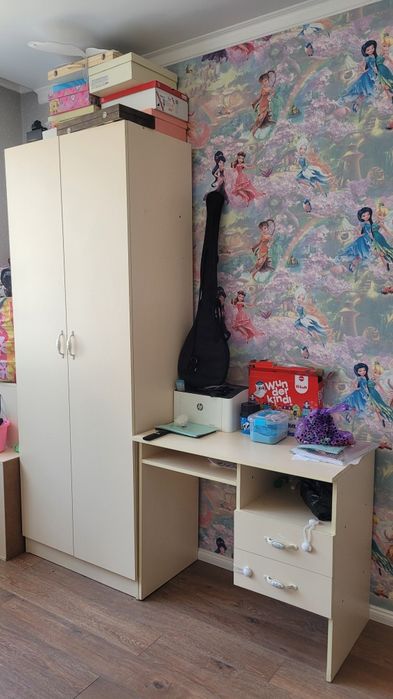 Детский шкаф и парта в хорошем состоянии
