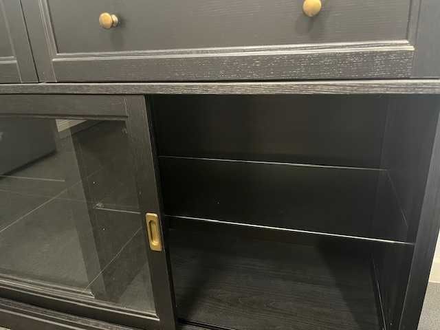 comoda neagra pentru un salon elegant