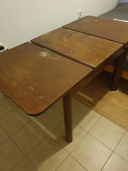 Vând masă din lemn furniruit 100 lei