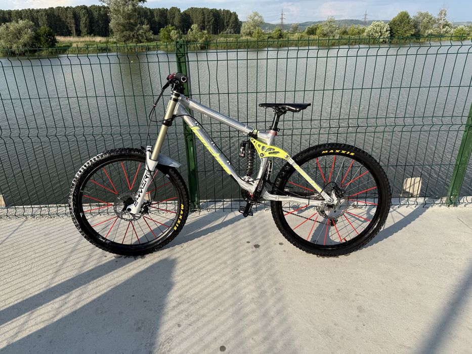 Bicicleta MTB Downhill Banshee Wildcard roti 26.5