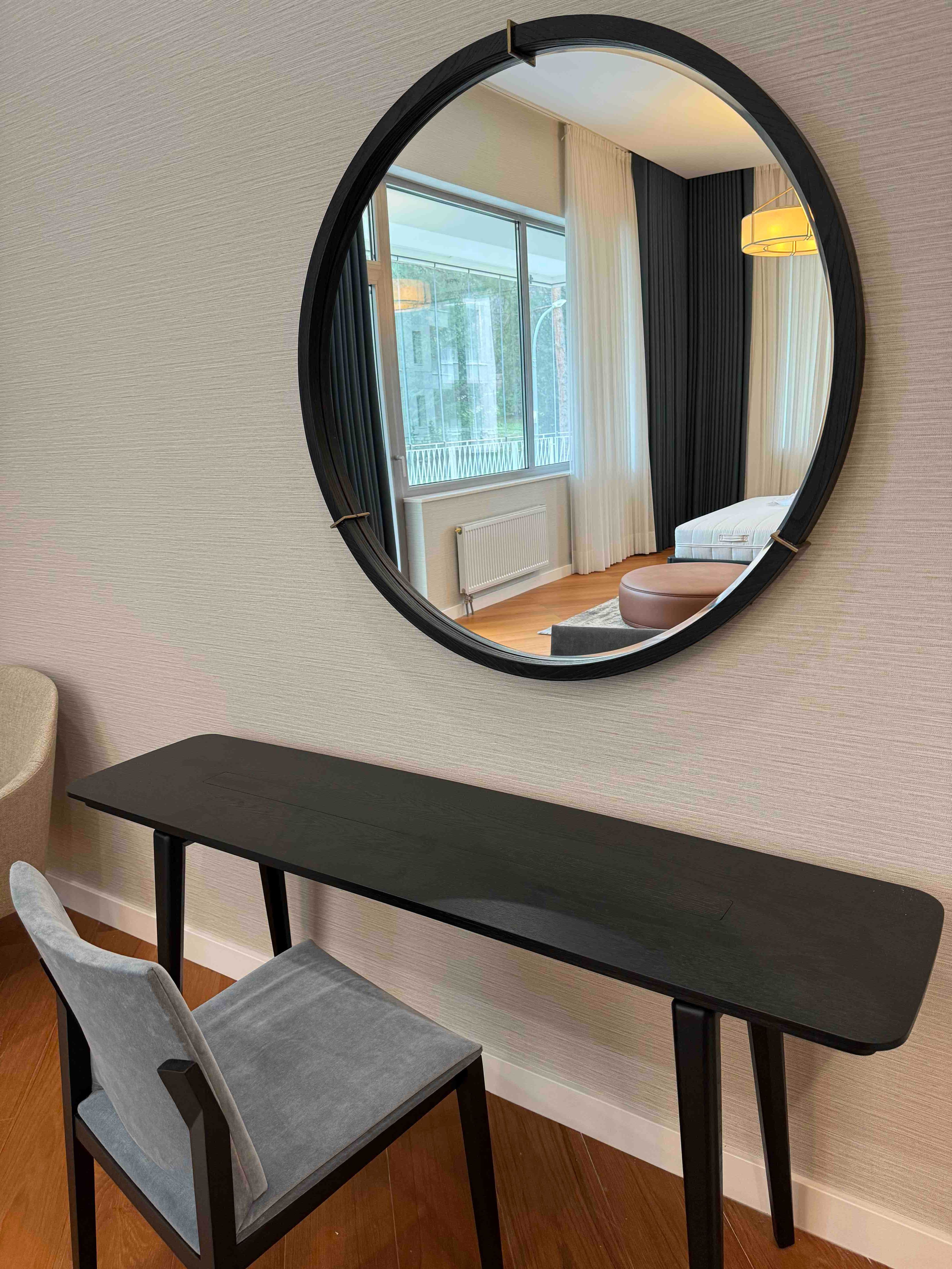 Письменный стол, стул, зеркало (мебель для дома)