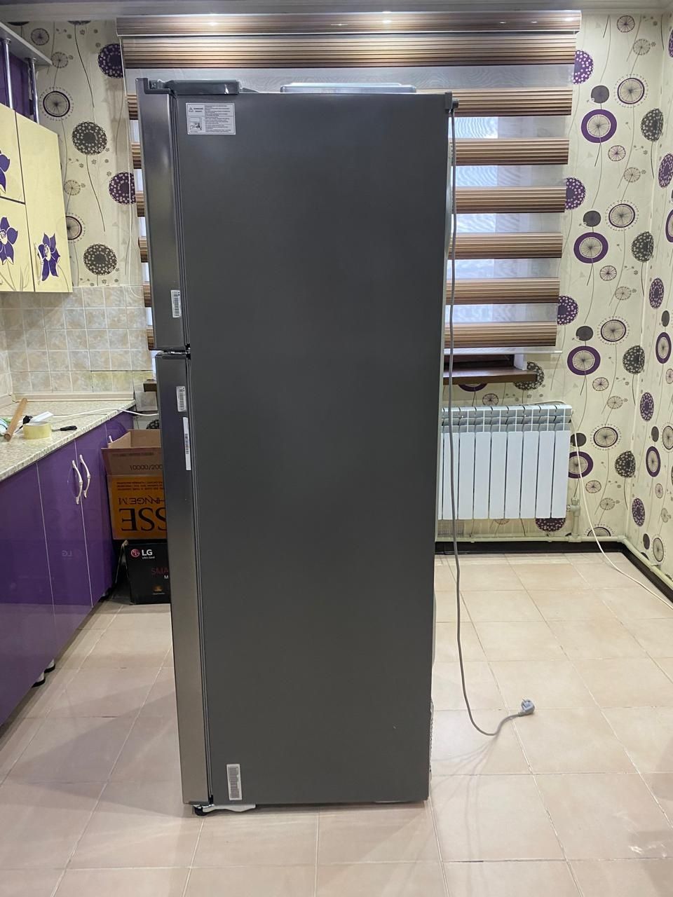Продаётся холодильник в идеальном остоянии марки LG ,цвета металик.