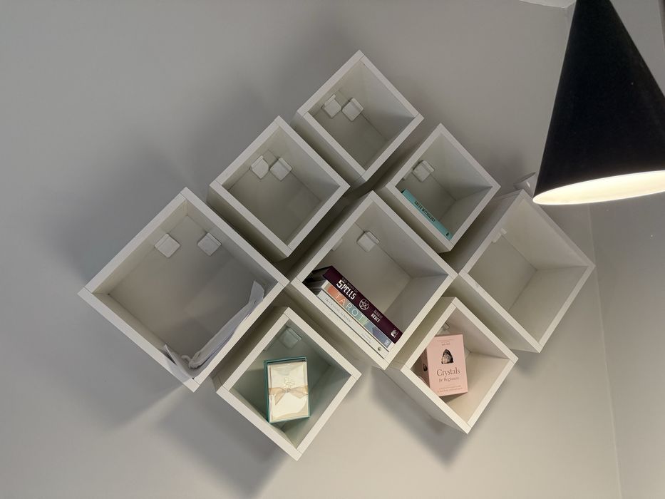 Бели дървени кутии за библиотека