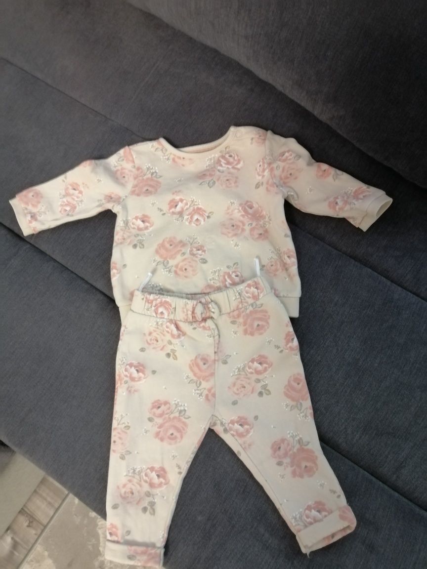 Vând body Tommy Hilfiger, blugi Guess și trening CA de fetiță.