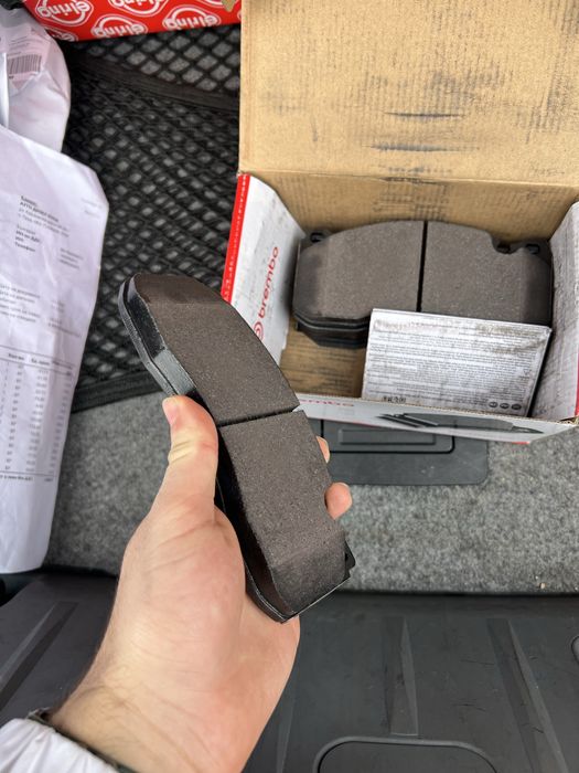 Чисто нови  предни накладки BREMBO за BMW E9x 330d