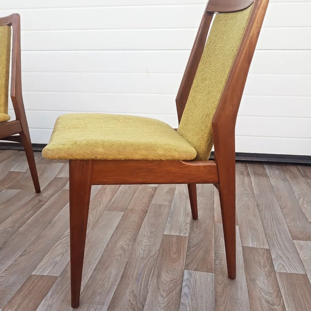 Уникални Винтидж столове от 60те от тиково дърво с изящни детайли.
Сти