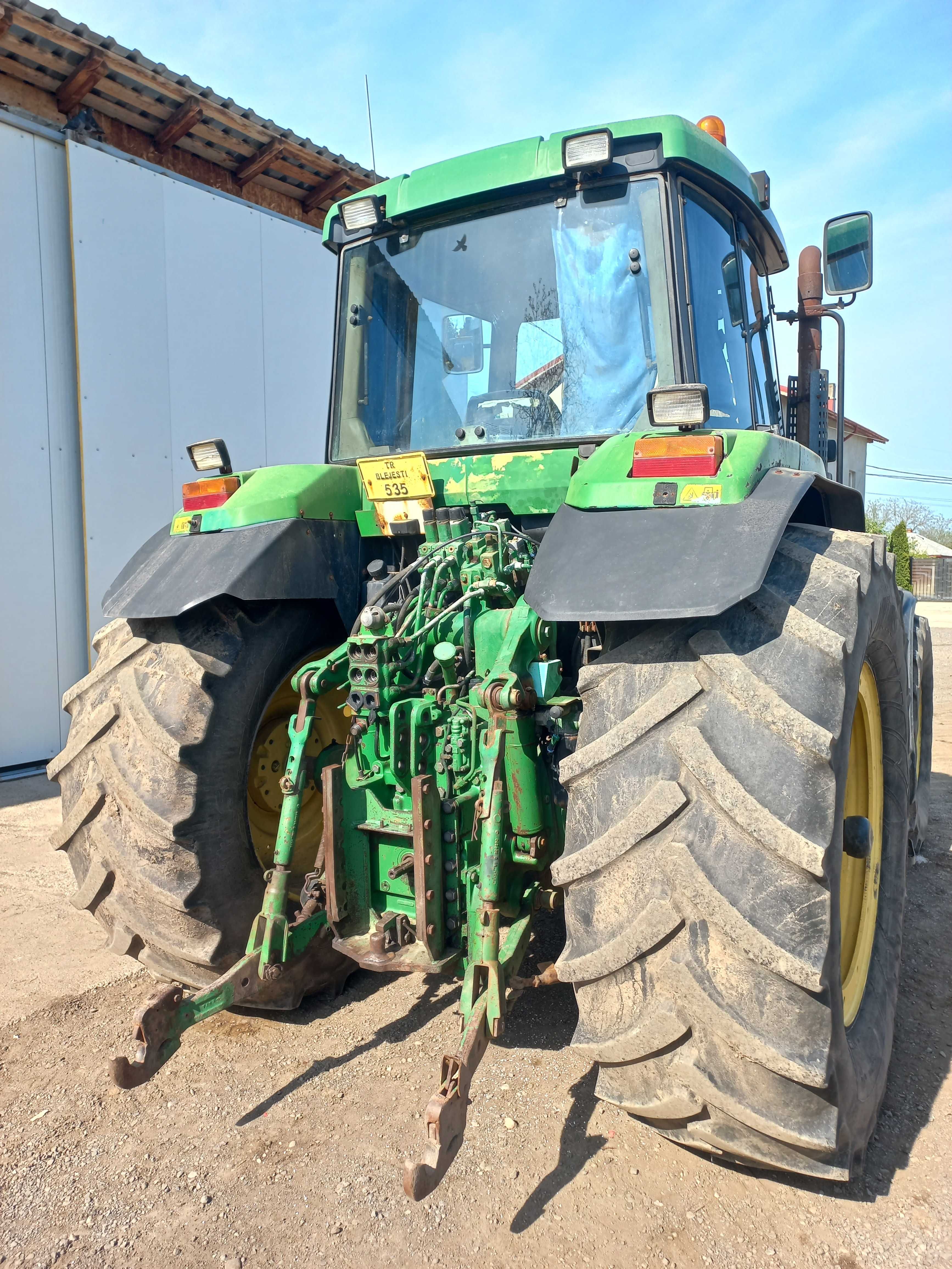 De vanzare tractor JD7600