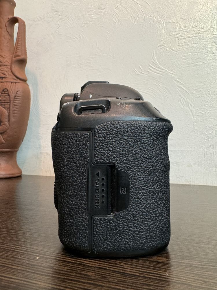 Canon 5D Mark IV body