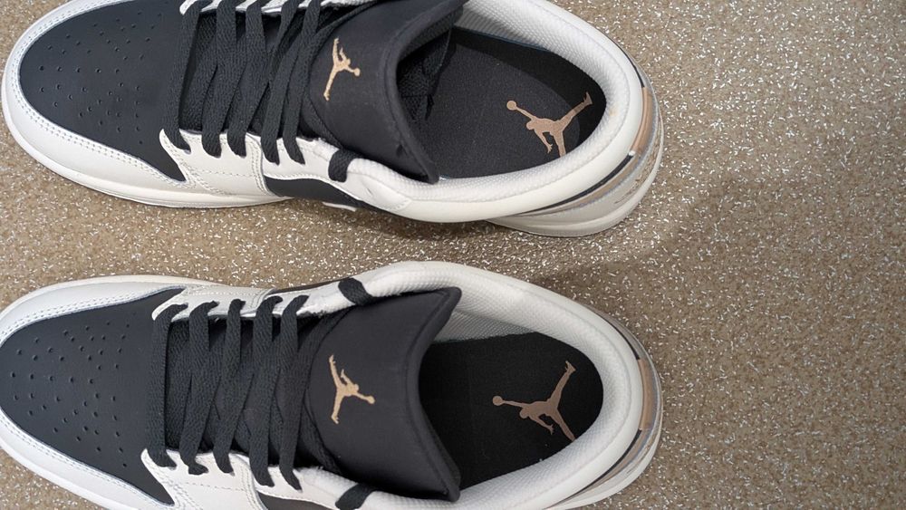 Nike Air Jordan 1 Low, mărimea 41-42, noi
