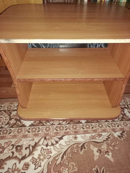 Стол с.  полками