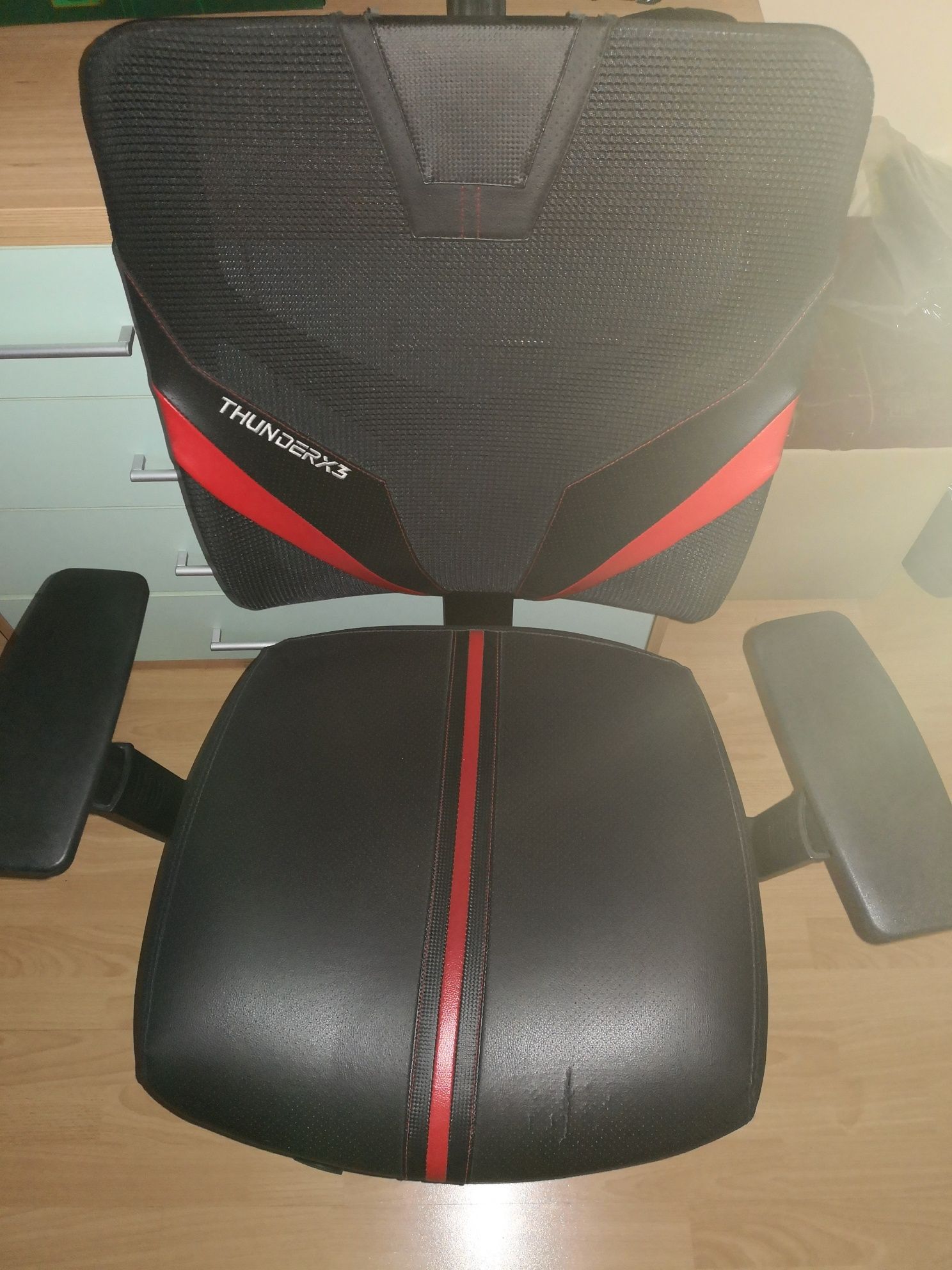 Продавам,
Геймърски стол ThunderX3 YAMA1 Черно/Червено