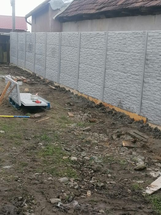 Vindem plăci și stâlpi de beton