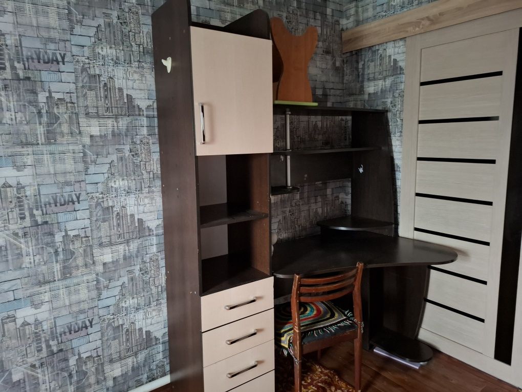 Продам компьютерный стол со шкафом