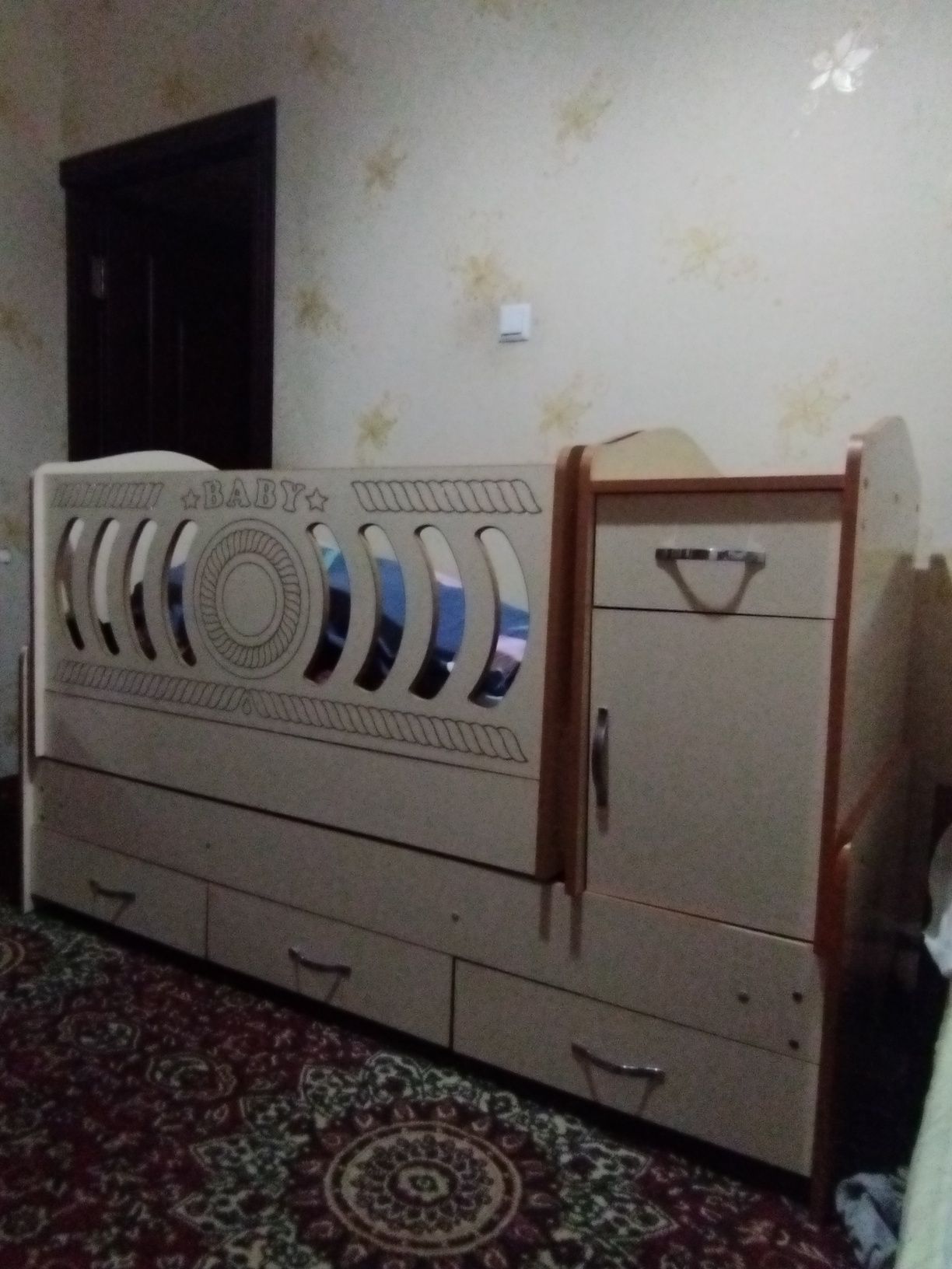 Детская кровать с тумбочкай и люлькай