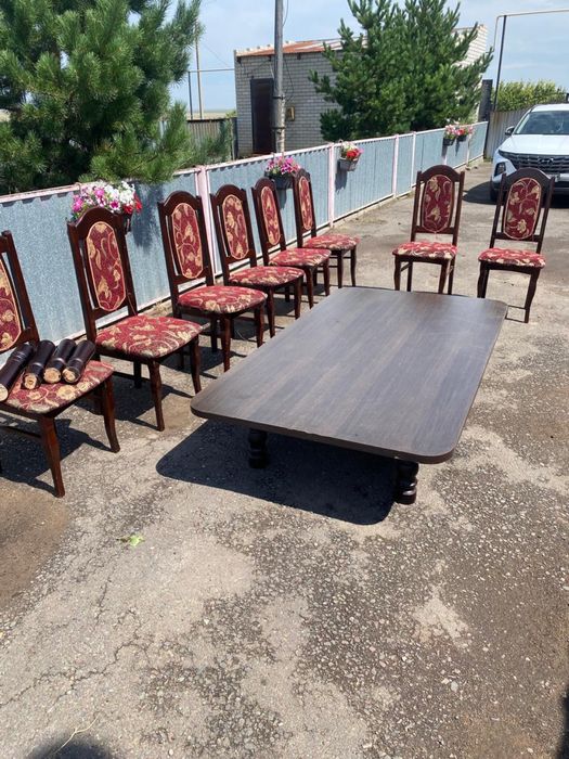 Стол со стульями