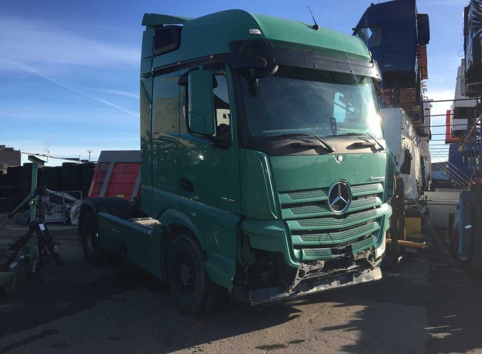 Dezmembrez Mercedes Actros MP4 / piese camion Mercedes-piese motor