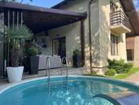 Vand casa cu piscina in orasul Petrila