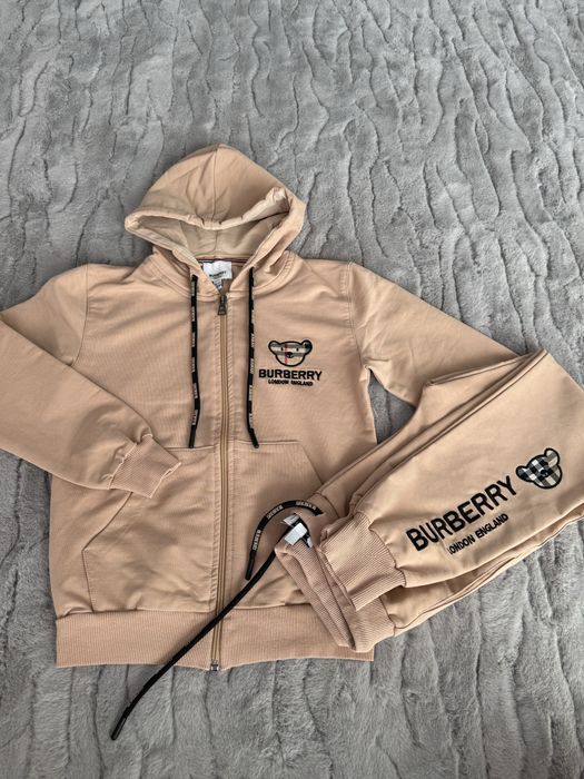 Продавам детски екип BURBERRY