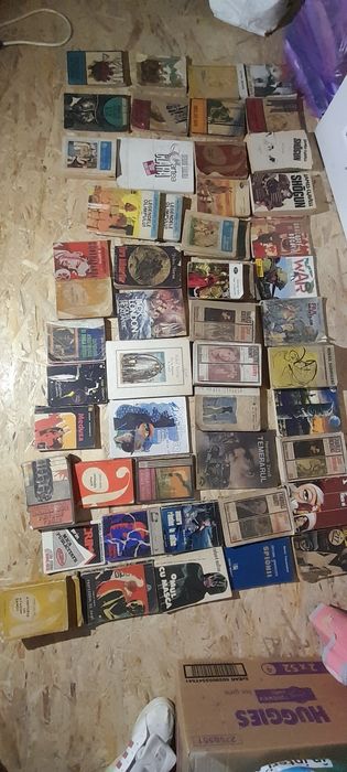 Vând cărți vechi, pentru cei interesați de o cultura generala vastă.