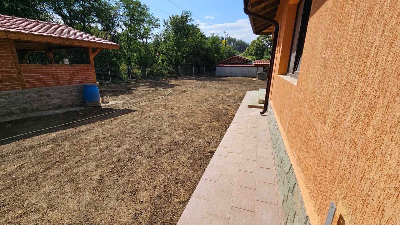 Продава се Къща в Перник, Изток - 140 кв.м за 1929 €/кв.м - Снимка #2