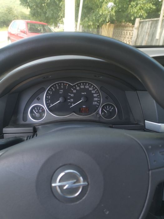 Vand urgent opel meriva 1. 6 benzină adusa recent
