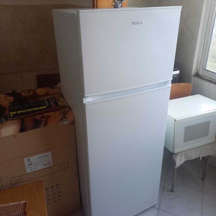 Хладилник с камера TESLA