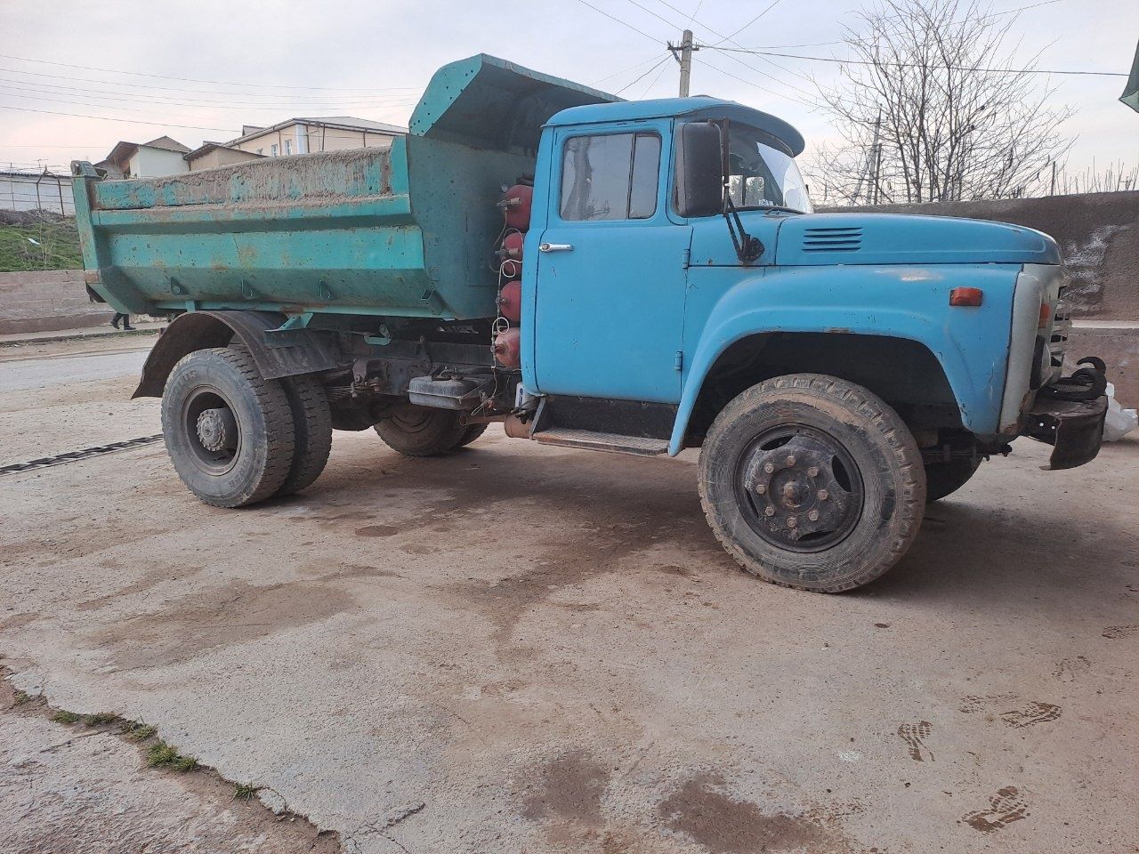 Zil 130 sotiladi.