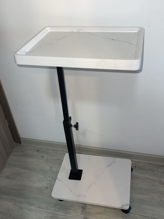 Măsuță din lemn reglabila cu roți