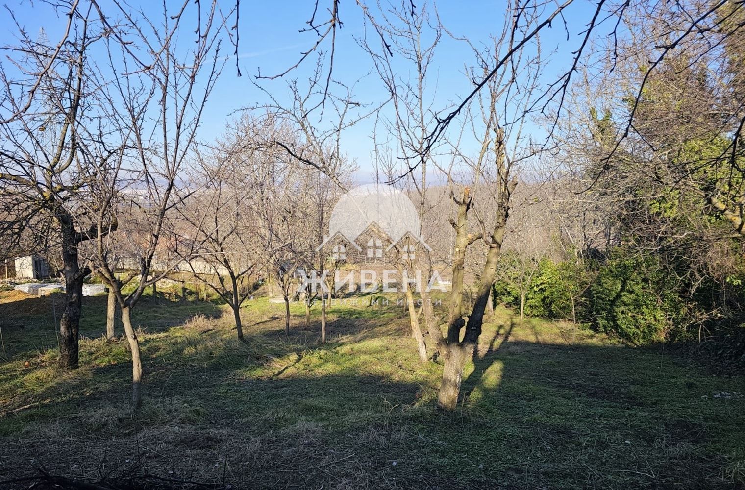 Малка къща с двор 1085 кв.м, м-т Боровец - север