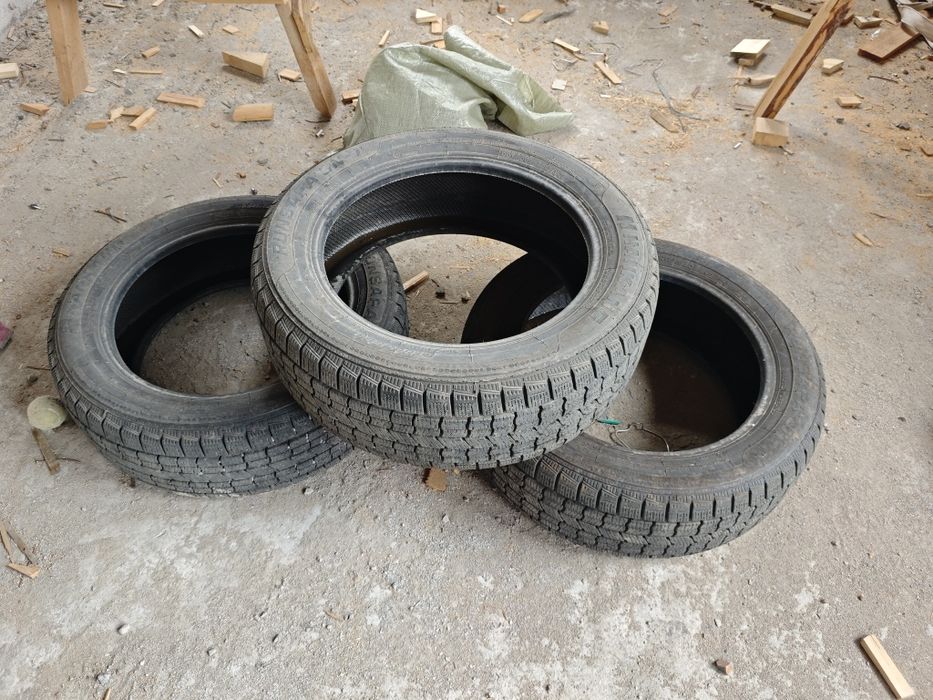 Продам шину зимний 3 штуки размер 215/55R17 в хорошем состояний