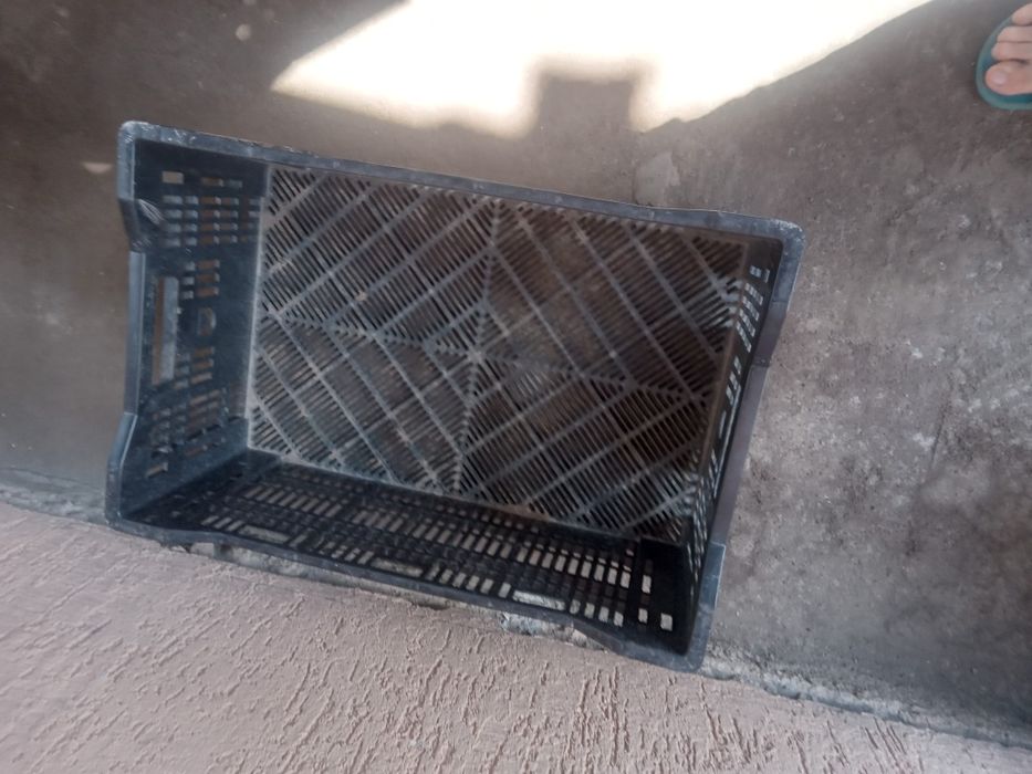 Ящик  пластмассовый черного цвета  вместительный