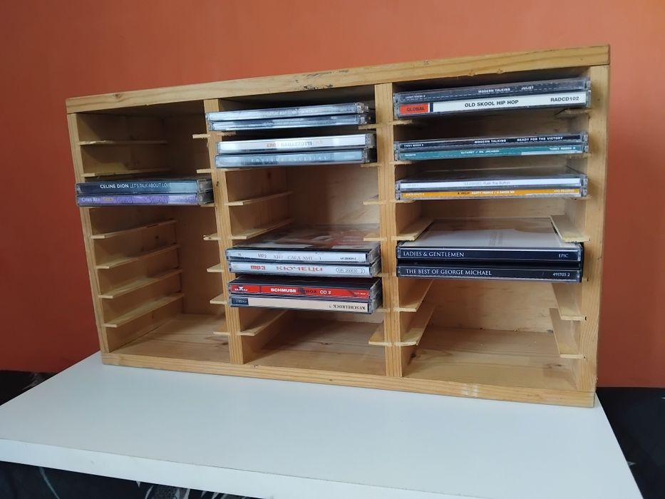 Шкаф ( стелаж) за компакт дискове