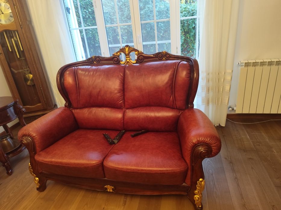 Vând set canapele din piele naturala,calitate extra,plus două mese.  l