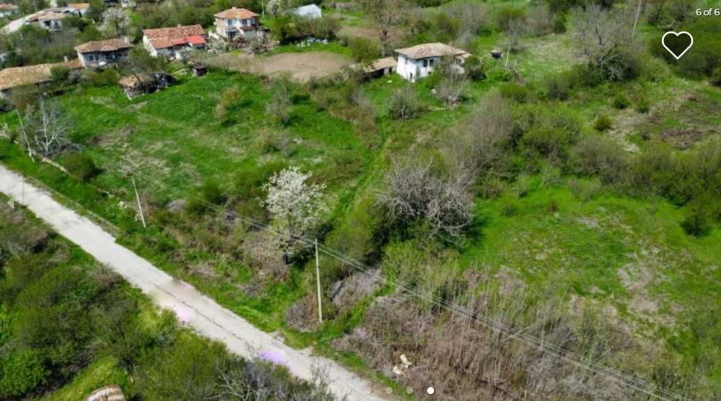 Продава стара къща с 3140 м2 двор в с. Войводино