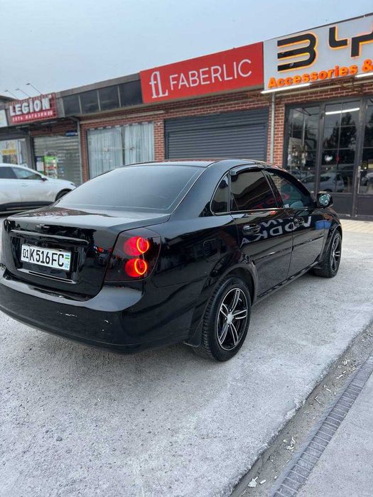 Энтузиасты автомобильного тюнинга.