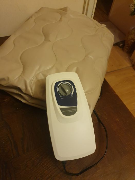 Cadru medical pliabil și saltea antiescare (nefolosită)