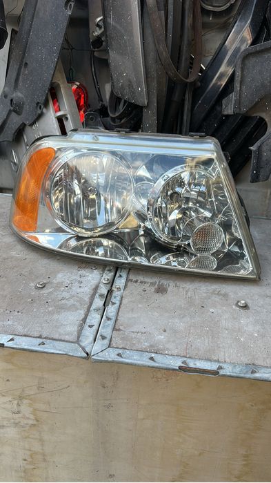 Правая фара на Lincoln навигатор