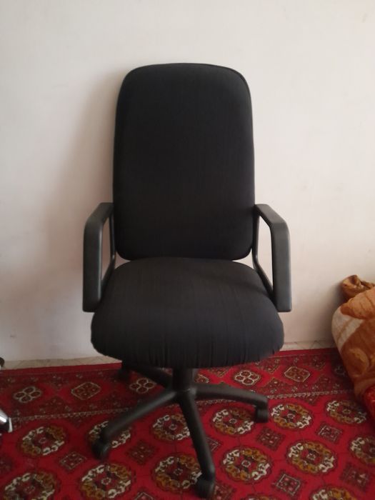 Продаются офисное кресло в хорошем состоянии .