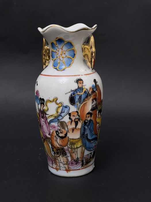 Vaza, veche China. Portelan pictat. Semnata.