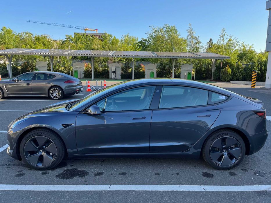 Vand Tesla model 3, long range, 5500 km, an 2023, TVA deductibil