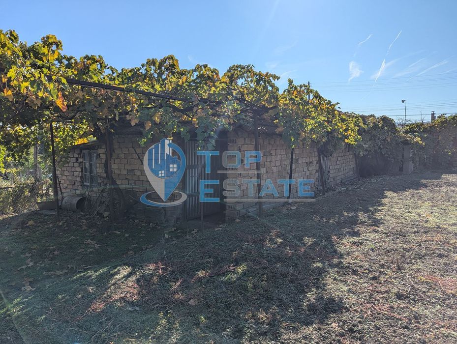 Двуетажна тухлена къща на главната улица в село Поликраище, област Ве