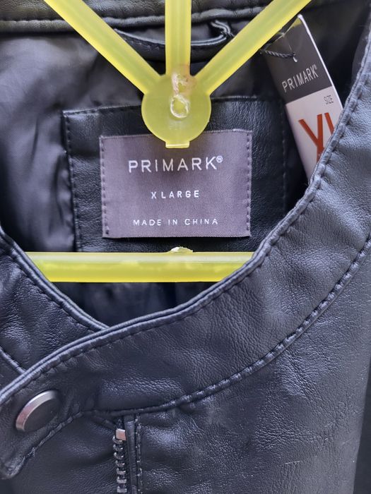 Vând geaca bărbătească, imitație de piele .culoarea negru.masura XL.