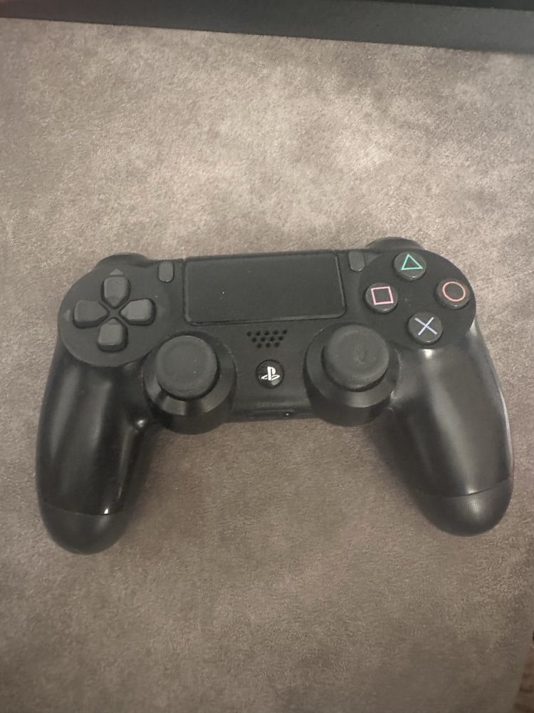 playstation 4 pro 1  terabyte със  джойстик само на лично предаване